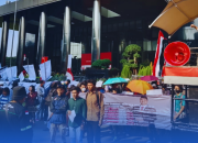 Sentral Gerakan Mahasiswa (SERAGAM) menggelar aksi di depan Gedung KPK, Senin (1/9/25).
