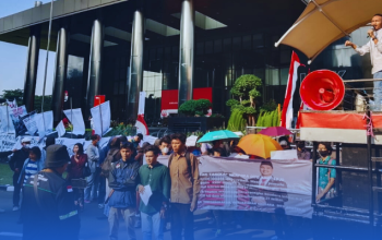 Sentral Gerakan Mahasiswa (SERAGAM) menggelar aksi di depan Gedung KPK, Senin (1/9/25).