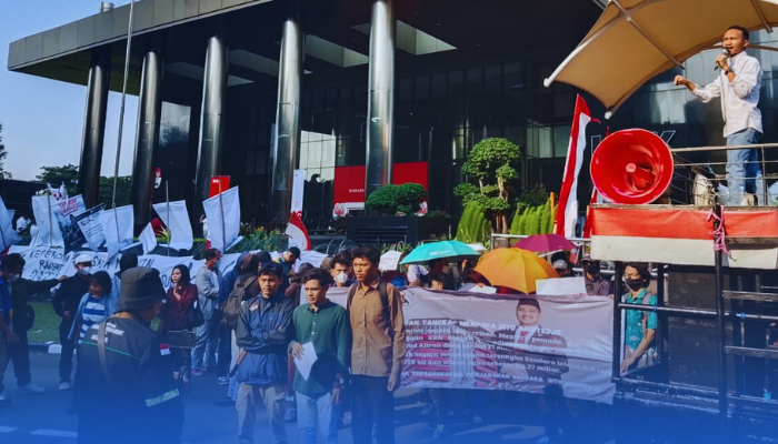 Sentral Gerakan Mahasiswa (SERAGAM) menggelar aksi di depan Gedung KPK, Senin (1/9/25).