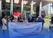 Forum Mahasiswa Hukum Bursel-Jakarta kembali turun ke jalan di depan Gedung Merah Putih KPK, Jakarta.