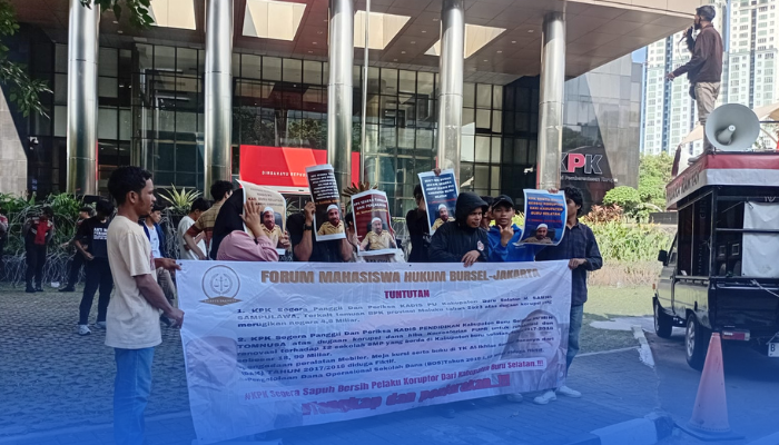 Forum Mahasiswa Hukum Bursel-Jakarta kembali turun ke jalan di depan Gedung Merah Putih KPK, Jakarta.