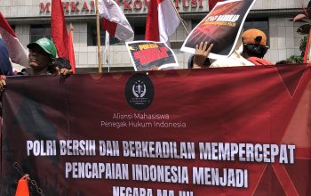 Ratusan Mahasiswa AMPHI Gelar Aksi di Depan MK Dukung Larangan Polisi Aktif Menjabat di Posisi Sipil