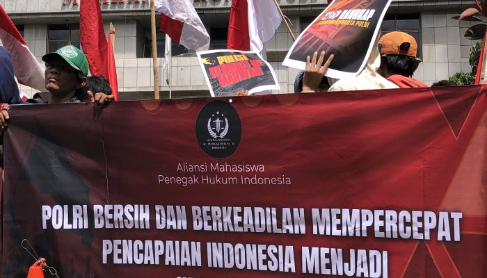 Ratusan Mahasiswa AMPHI Gelar Aksi di Depan MK Dukung Larangan Polisi Aktif Menjabat di Posisi Sipil