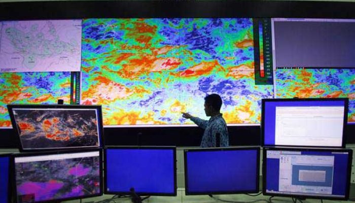 BMKG Peringatkan Cuaca Ekstrem Jelang Nataru, Jawa hingga Papua Bersiap Hadapi Hujan Lebat