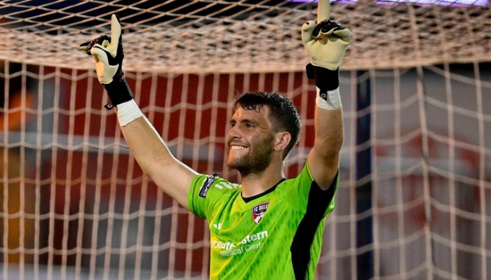 Satu Nama, Satu Peran: Maarten Paes dan Ambisi Juara Persib