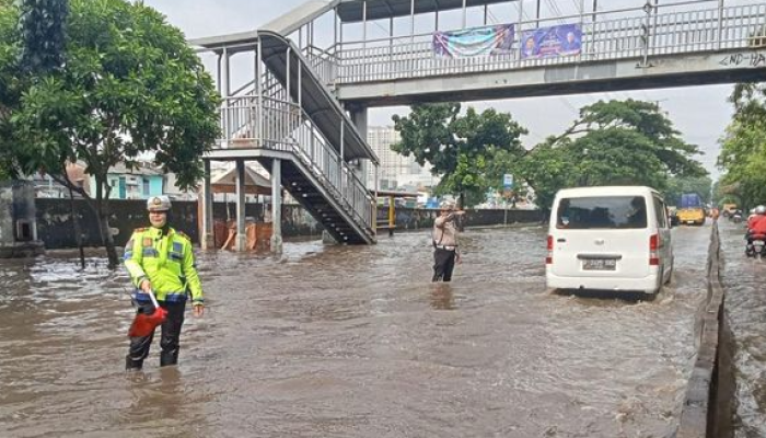 Banjir di Jalan Daan Mogot Belum Surut, Genangan Capai 60 Sentimeter