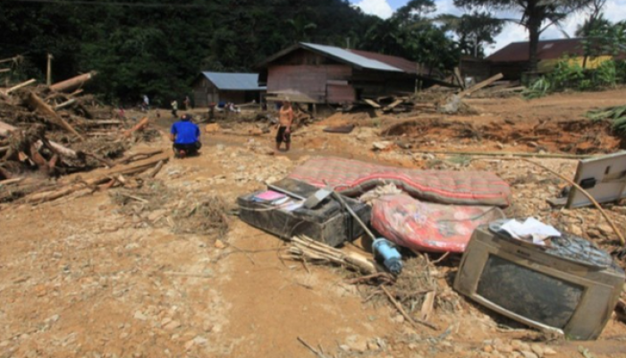 Luapan Sungai Setro Kudus Datang Tiba-Tiba, Mobil Terseret