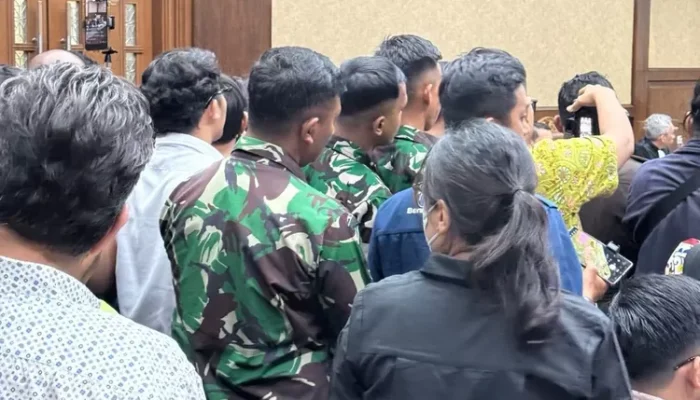 Amnesty Internasional Indonesia Soroti TNI di Sidang Nadiem: “Tentara Bukan Satpam Jaksa, Ruang Sidang Harus Bebas Militer