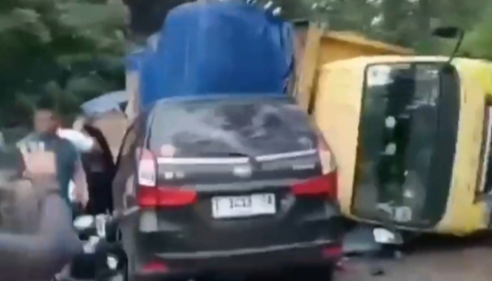 Truk Bermuatan Kardus Terguling Timpa Xenia di Jampangtengah Sukabumi