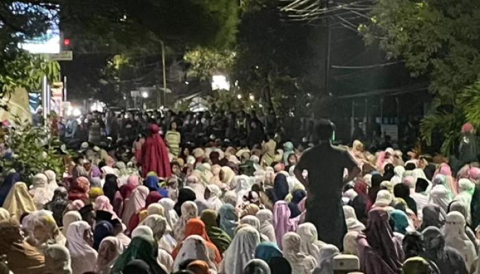 Tarawih Perdana di Sumenep Diserbu Warga, Dikaitkan dengan Tradisi Zakat