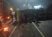 Truk Kontainer Terguling di Flyover Kranji Bekasi, Akses Menuju Kota Bekasi Sempat Ditutup