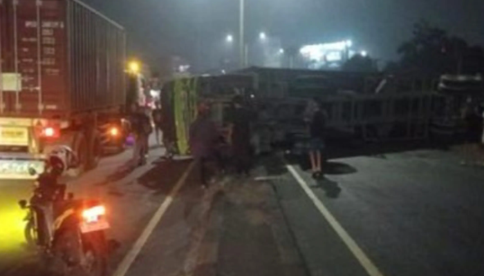 Truk Kontainer Terguling di Flyover Kranji Bekasi, Akses Menuju Kota Bekasi Sempat Ditutup