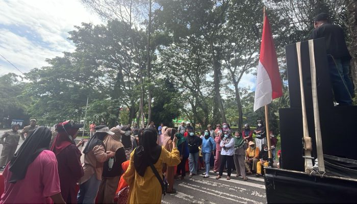 Sambangi Kantor Bupati, Puluhan Warga Kupal Minta Kades Dicopot!