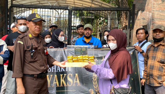 Peringati Hari Bakti Adhyaksa, BARA Kritik Kejaksaan Lewat Aksi Satir 74 Batang Emas