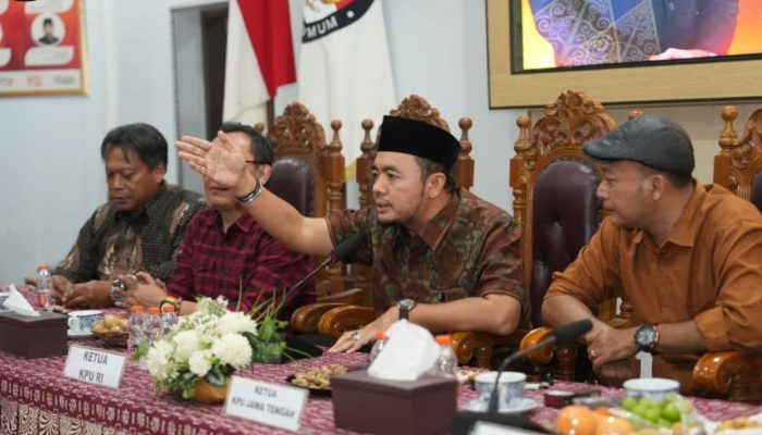 Geger! Afifuddin Sebut Ada Upaya “Susupi” KPU, TNI Ikut Disorot