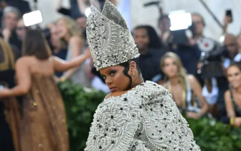 Tema Met Gala 2027 Resmi Diumumkan, Pameran John Galliano Picu Perdebatan di Dunia Fashion