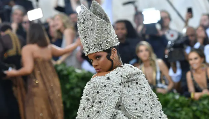 Tema Met Gala 2027 Resmi Diumumkan, Pameran John Galliano Picu Perdebatan di Dunia Fashion